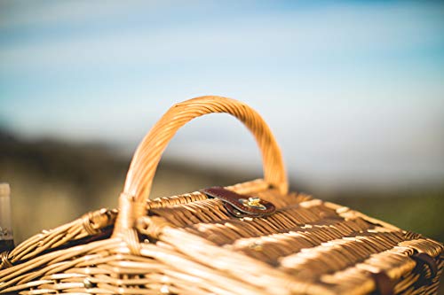 wicker picnic basket closed with vaulted roof close up